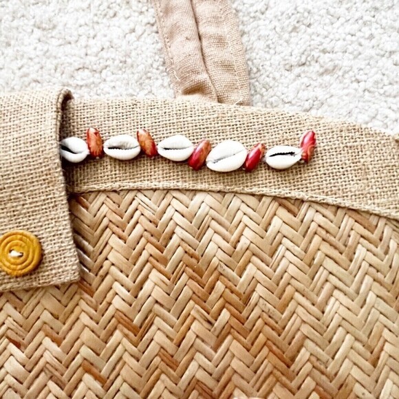 Vintage Woven Straw Handbag Tote Seashell Rattan Travel Beach Boho Aloha 70s 80s - Picture 4 of 13